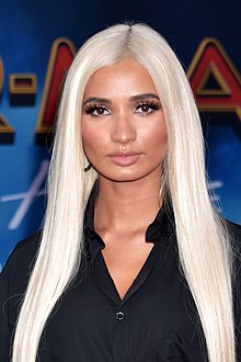 How tall is Pia Mia?